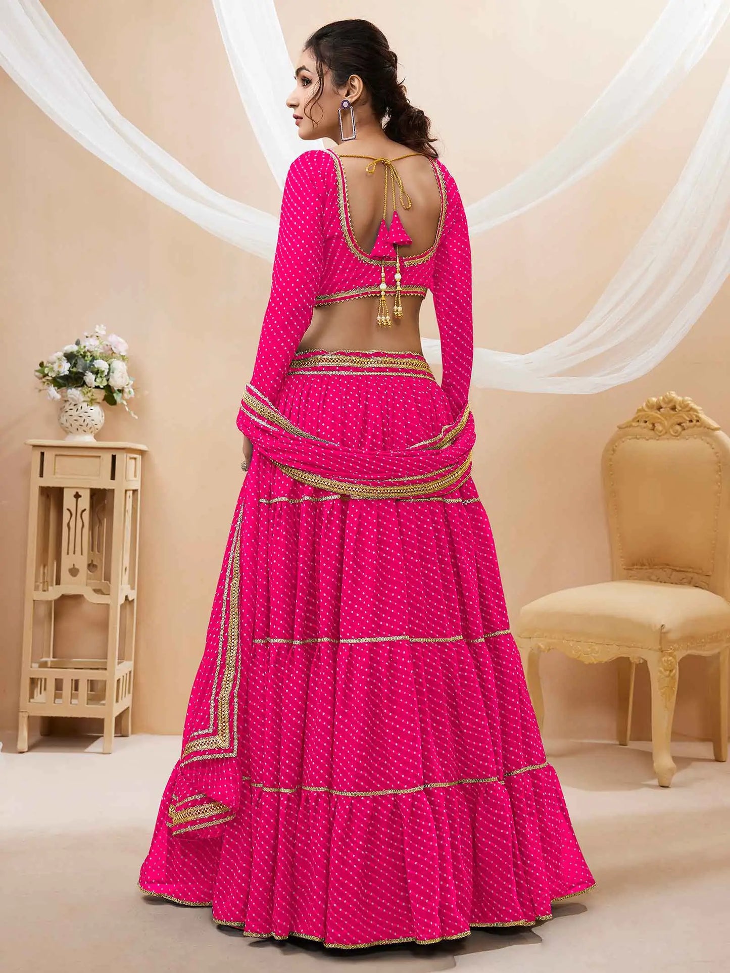 Lehenga rose en georgette avec imprimé Leheriya et travail de dentelle sur toute la surface