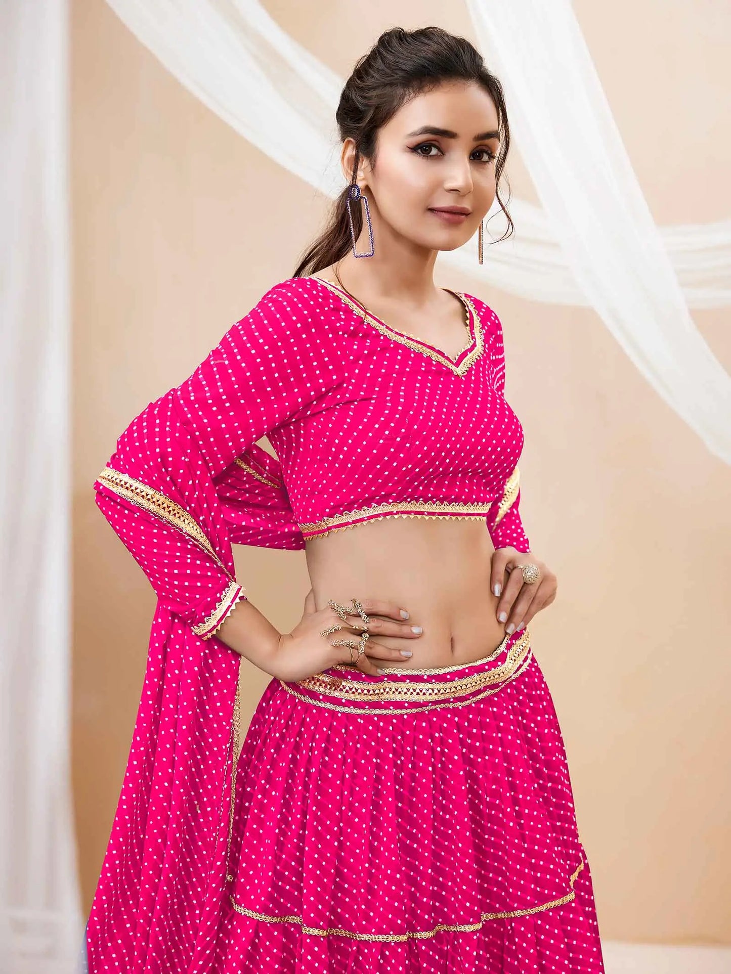 Lehenga rose en georgette avec imprimé Leheriya et travail de dentelle sur toute la surface