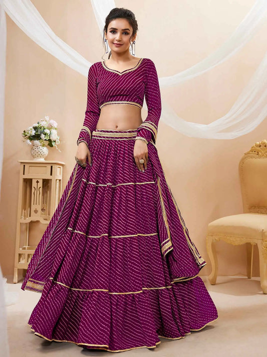Lehenga violet en georgette avec imprimé Leheriya et travail de dentelle sur toute la surface