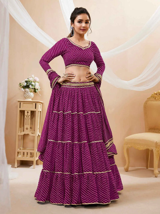Lehenga violet en georgette avec imprimé Leheriya et travail de dentelle sur toute la surface