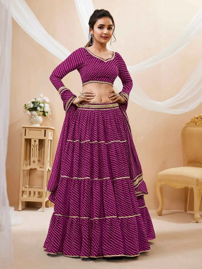 Lehenga violet en georgette avec imprimé Leheriya et travail de dentelle sur toute la surface