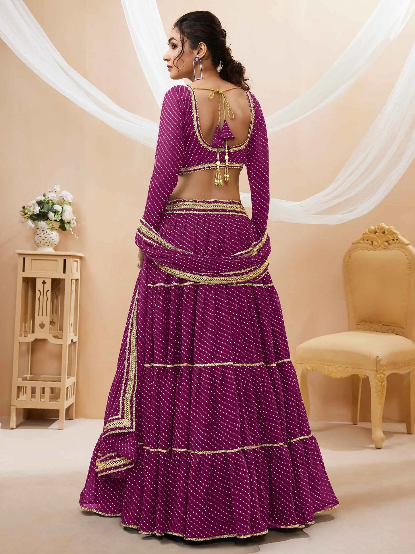 Lehenga violet en georgette avec imprimé Leheriya et travail de dentelle sur toute la surface