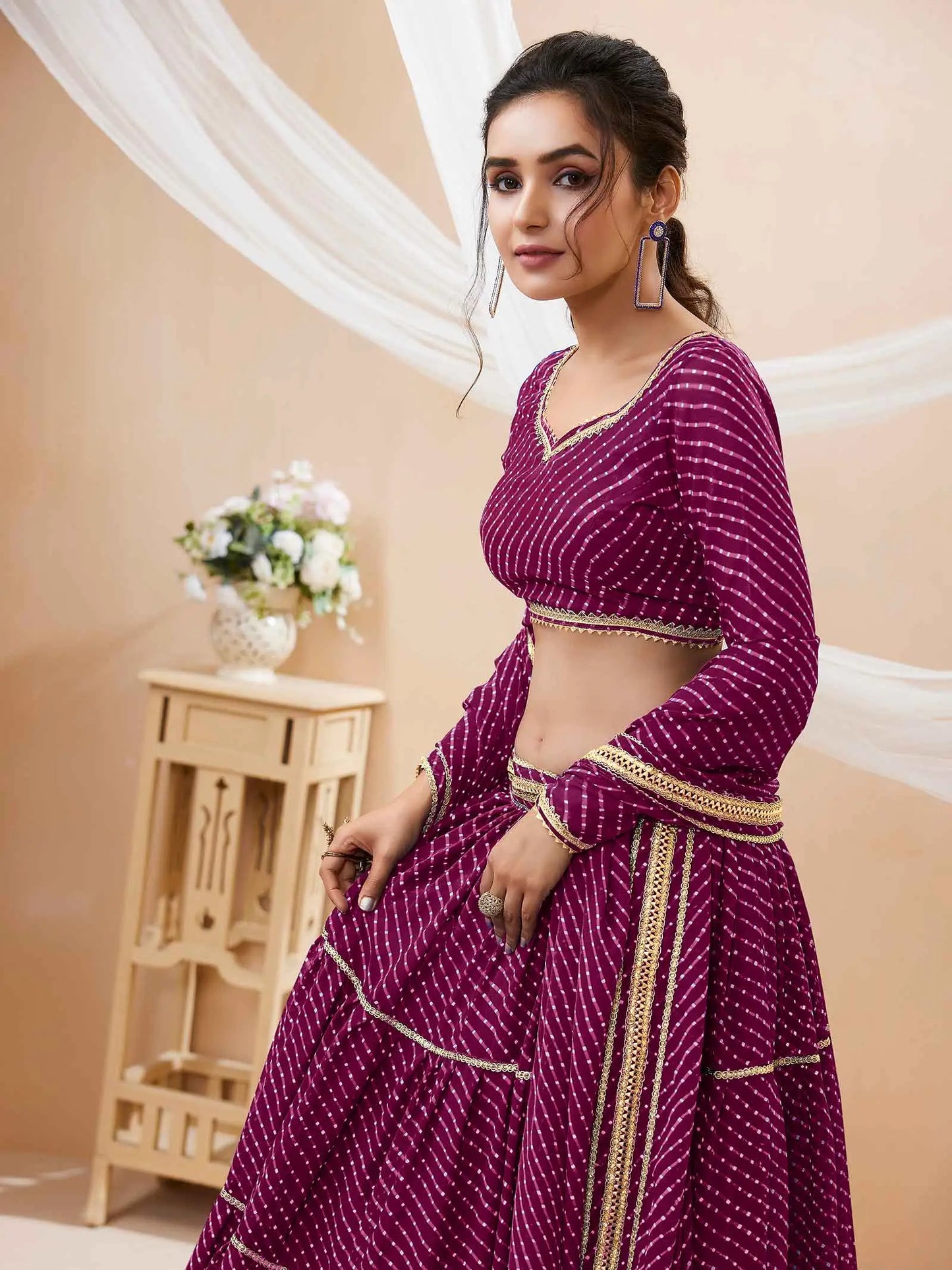 Lehenga violet en georgette avec imprimé Leheriya et travail de dentelle sur toute la surface