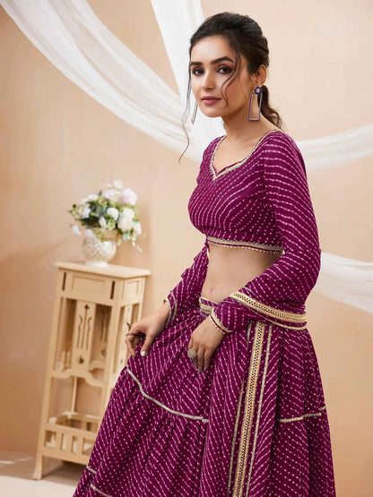 Lehenga violet en georgette avec imprimé Leheriya et travail de dentelle sur toute la surface