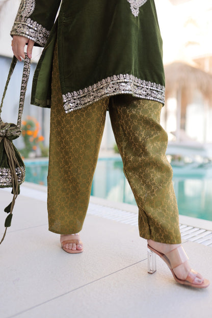 Ensemble Salwar Suit vert foncé et clair en velours et zari avec sac style batwa assorti COLLECTION ZOYA