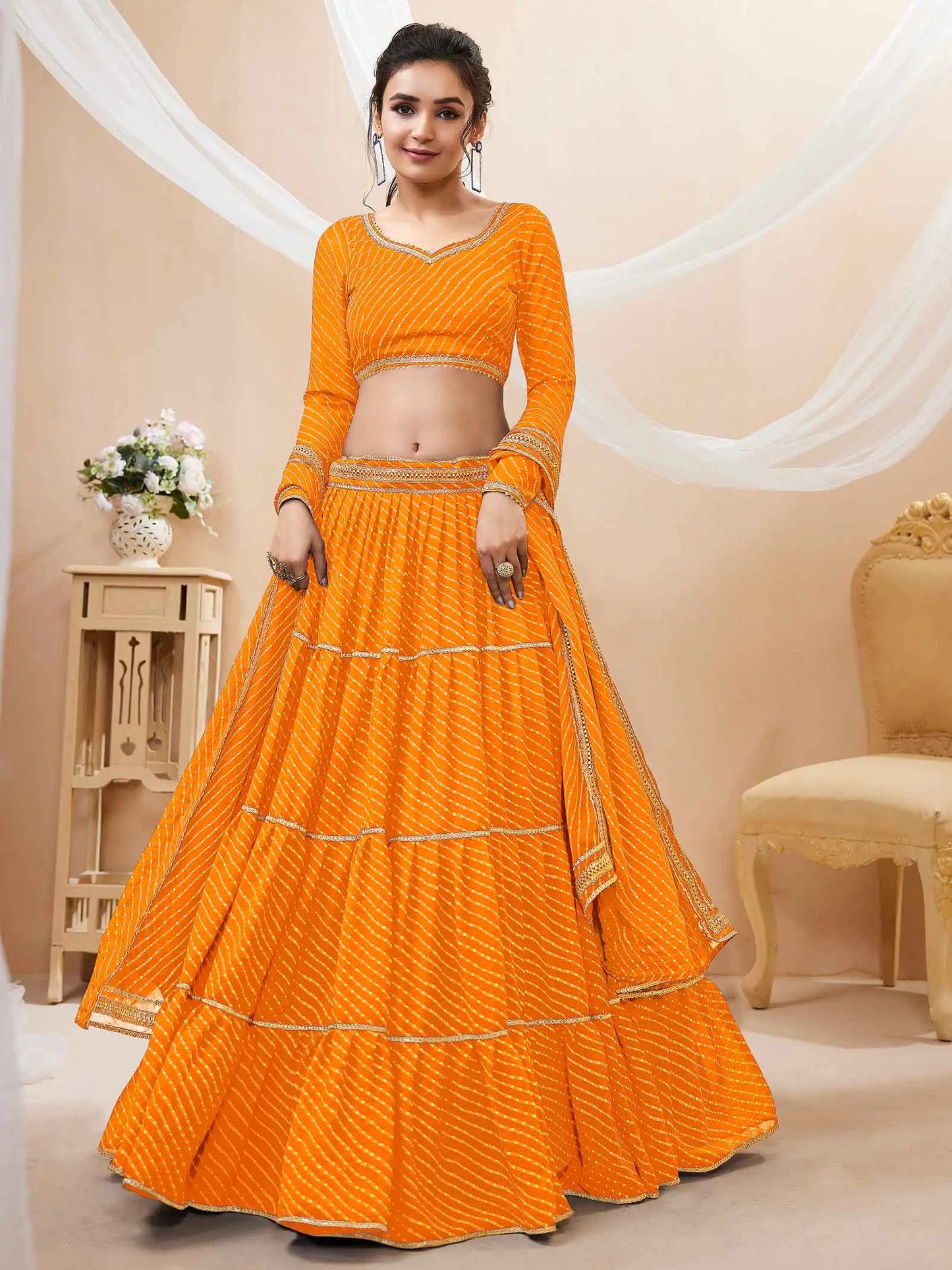 Lehenga jaune en georgette avec imprimé Leheriya et travail de dentelle sur toute la surface