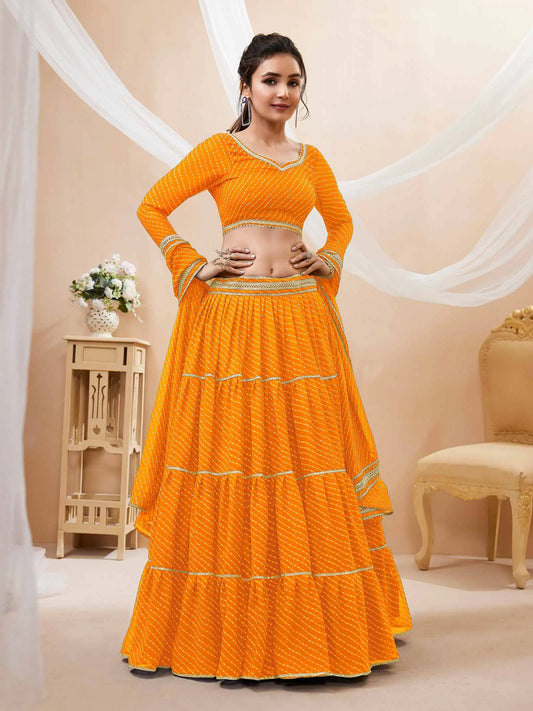 Lehenga jaune en georgette avec imprimé Leheriya et travail de dentelle sur toute la surface