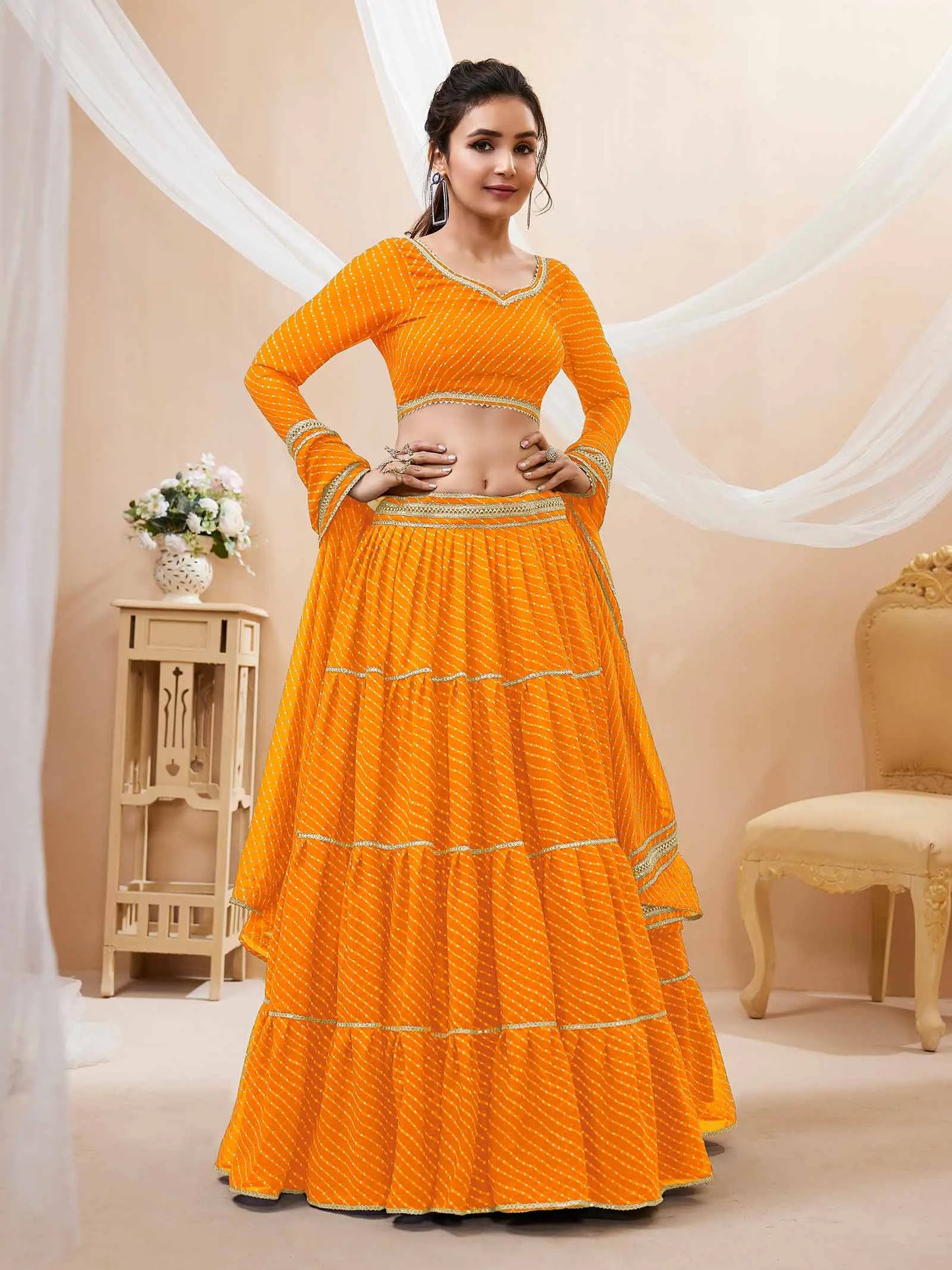 Lehenga jaune en georgette avec imprimé Leheriya et travail de dentelle sur toute la surface