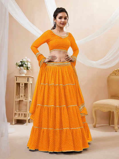 Lehenga jaune en georgette avec imprimé Leheriya et travail de dentelle sur toute la surface