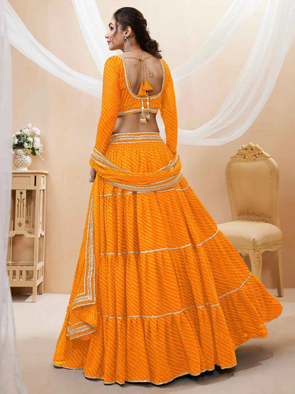 Lehenga jaune en georgette avec imprimé Leheriya et travail de dentelle sur toute la surface