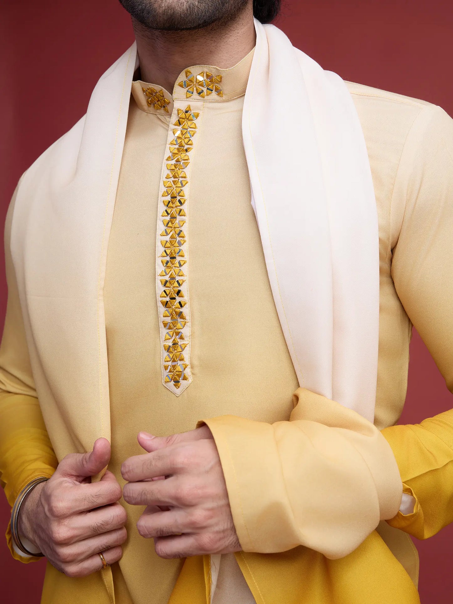 Gelbes Kurta mit Spiegelstickerei und Dupatta