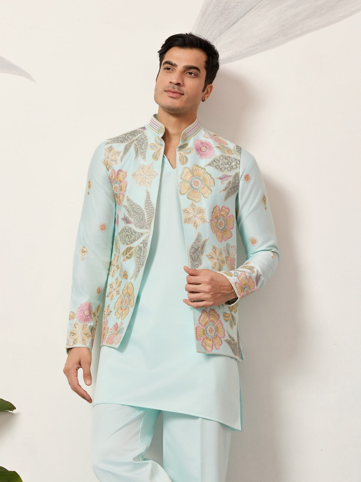 Ensemble Kurta Vesti Koti Homme bleu turquoise clair avec motifs floraux délicats et broderies de sequins COLLECTION VIVAAN