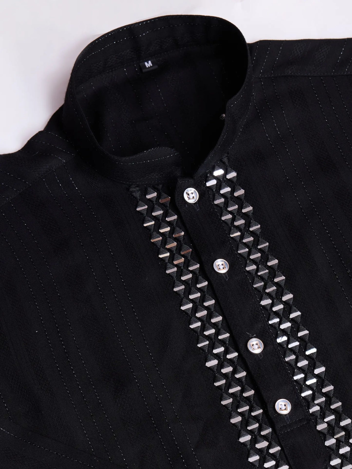 Schwarze Viskose-Kurta mit Spiegelstickerei auf dem Jari, begleitet von Hosen und Dupatta