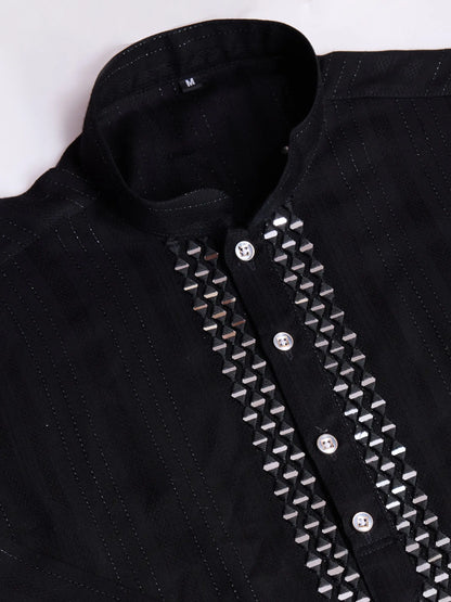 Schwarze Viskose-Kurta mit Spiegelstickerei auf dem Jari, begleitet von Hosen und Dupatta