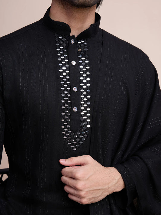 Schwarze Viskose-Kurta mit Spiegelstickerei auf dem Jari, begleitet von Hosen und Dupatta
