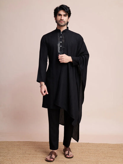 Schwarze Viskose-Kurta mit Spiegelstickerei auf dem Jari, begleitet von Hosen und Dupatta