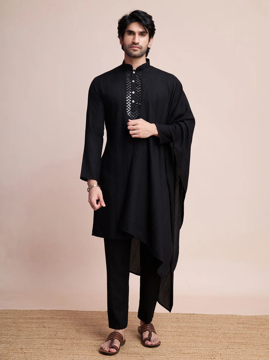 Schwarze Viskose-Kurta mit Spiegelstickerei auf dem Jari, begleitet von Hosen und Dupatta