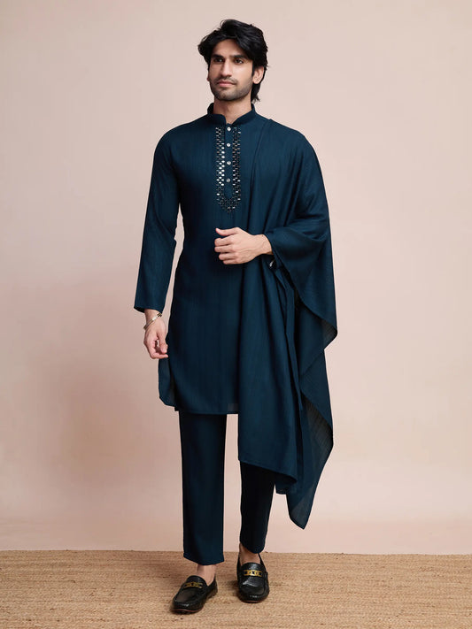 Blaugrüne Viskose-Kurta mit Spiegelstickerei auf Jari, begleitet von Hosen und Dupatta
