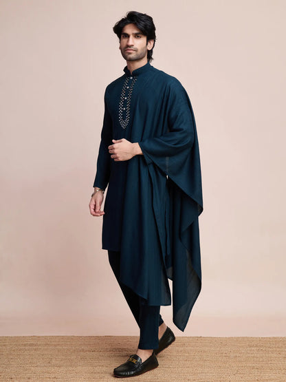Blaugrüne Viskose-Kurta mit Spiegelstickerei auf Jari, begleitet von Hosen und Dupatta