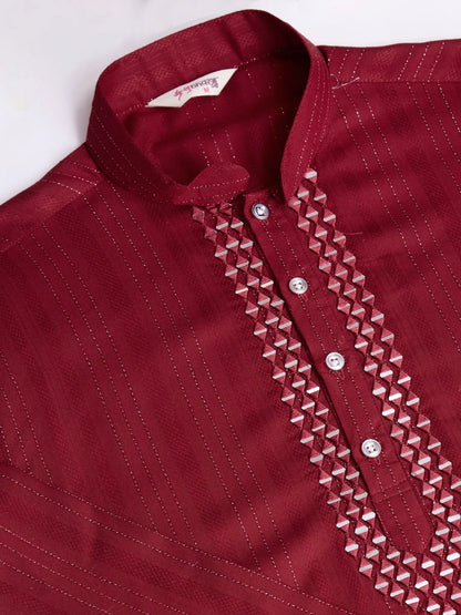 Burgunderfarbene Viskose-Kurta mit Spiegelstickerei auf dem Jari, begleitet von Hosen und Dupatta