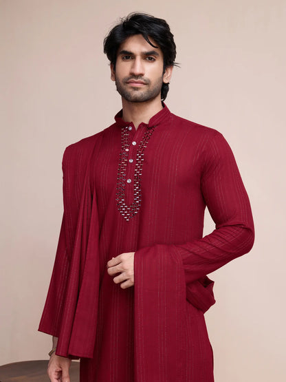 Burgunderfarbene Viskose-Kurta mit Spiegelstickerei auf dem Jari, begleitet von Hosen und Dupatta