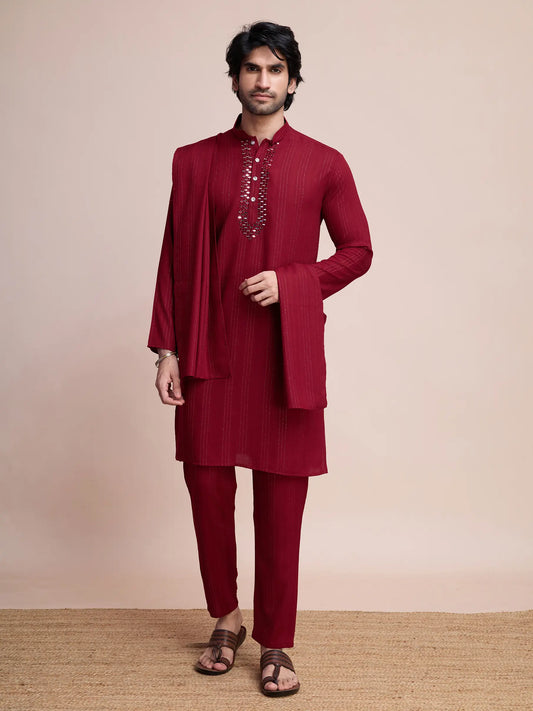 Burgunderfarbene Viskose-Kurta mit Spiegelstickerei auf dem Jari, begleitet von Hosen und Dupatta
