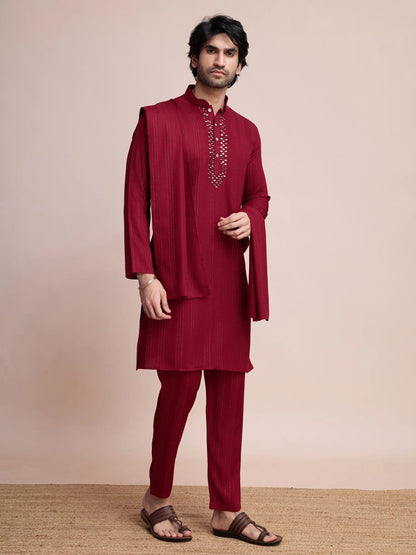 Burgunderfarbene Viskose-Kurta mit Spiegelstickerei auf dem Jari, begleitet von Hosen und Dupatta
