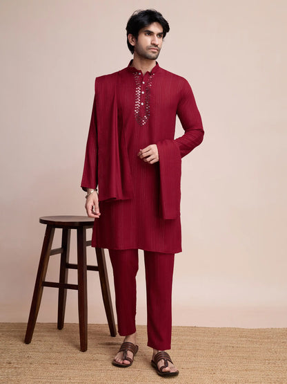 Burgunderfarbene Viskose-Kurta mit Spiegelstickerei auf dem Jari, begleitet von Hosen und Dupatta