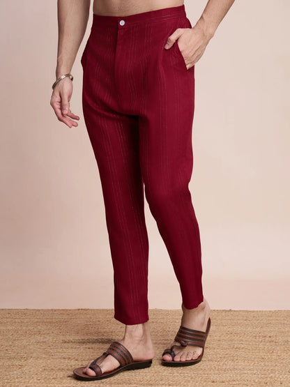 Burgunderfarbene Viskose-Kurta mit Spiegelstickerei auf dem Jari, begleitet von Hosen und Dupatta