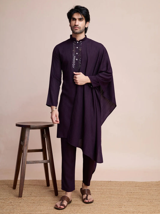 Lilafarbene Viskose-Kurta mit Spiegelstickerei auf dem Jari, dazu Hose und Dupatta