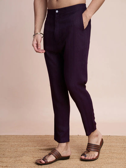 Lilafarbene Viskose-Kurta mit Spiegelstickerei auf dem Jari, dazu Hose und Dupatta