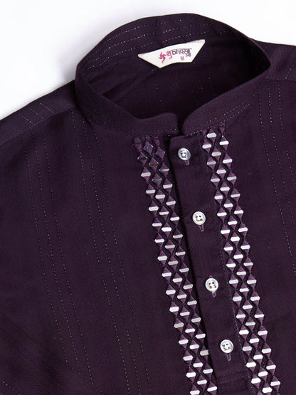 Lilafarbene Viskose-Kurta mit Spiegelstickerei auf dem Jari, dazu Hose und Dupatta