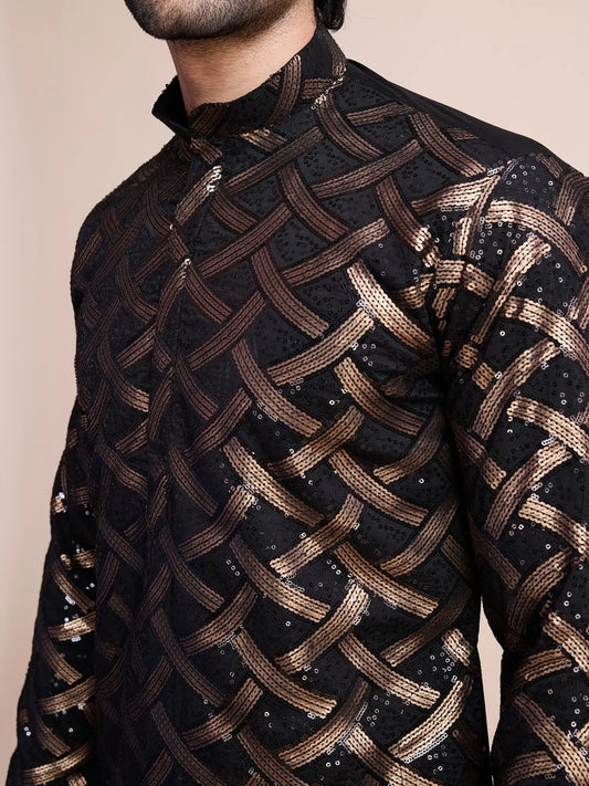 Schwarzes Seiden-Kurta mit Fadenstickerei und Pailletten AAMAN COLLECTION