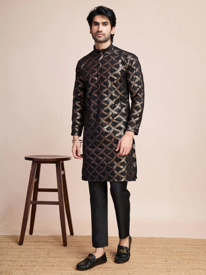 Schwarzes Seiden-Kurta mit Fadenstickerei und Pailletten AAMAN COLLECTION