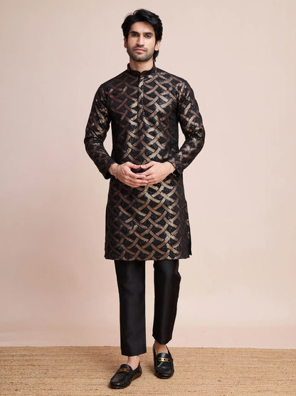 Schwarzes Seiden-Kurta mit Fadenstickerei und Pailletten AAMAN COLLECTION