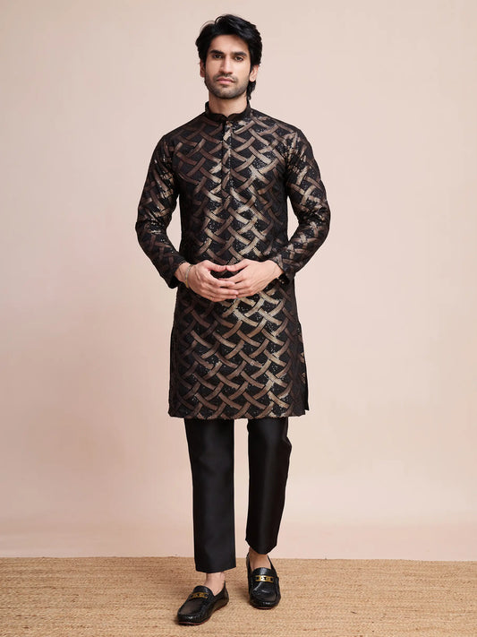 Schwarzes Seiden-Kurta mit Fadenstickerei und Pailletten AAMAN COLLECTION