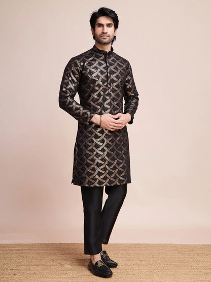 Schwarzes Seiden-Kurta mit Fadenstickerei und Pailletten AAMAN COLLECTION