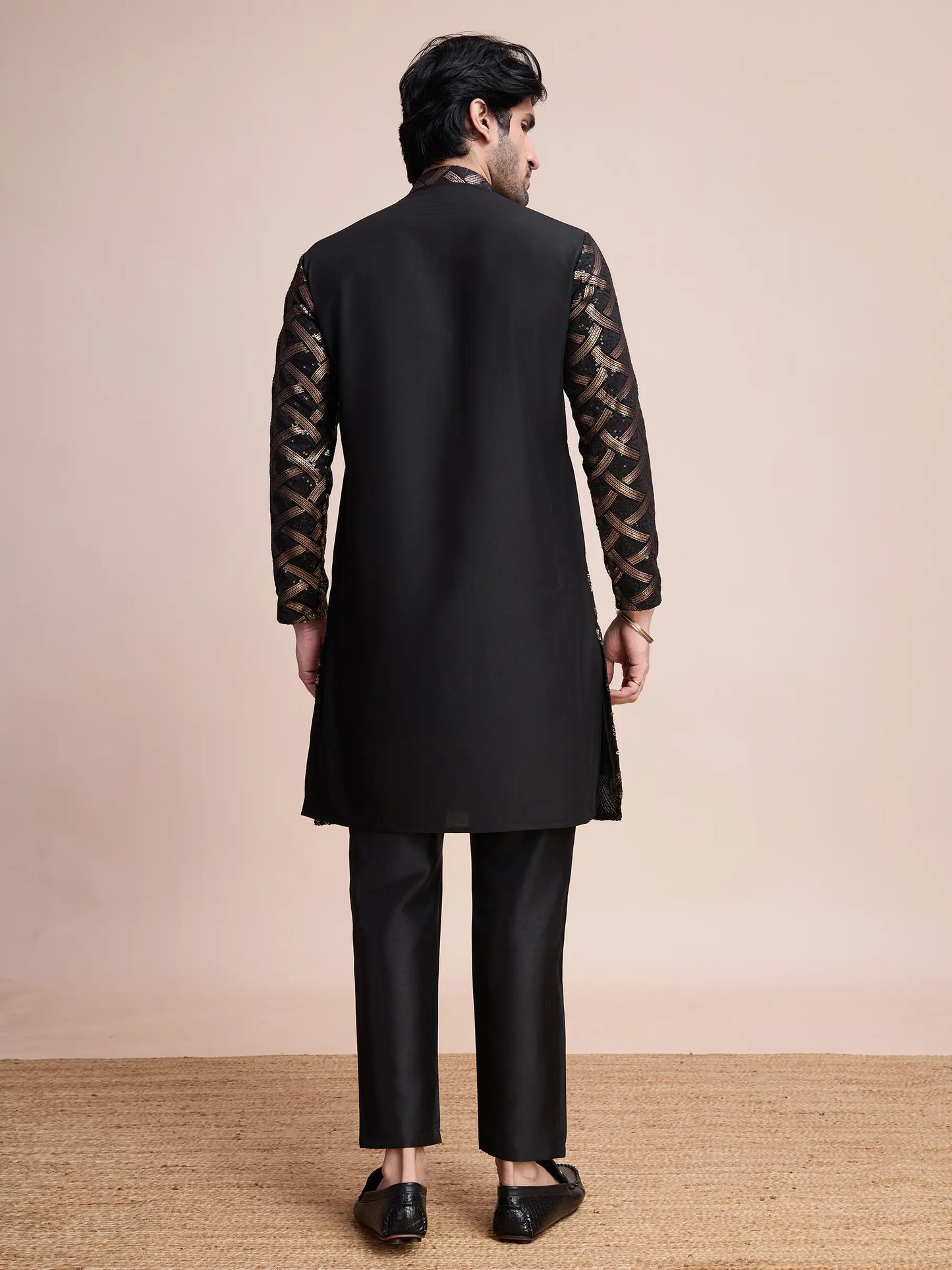 Schwarzes Seiden-Kurta mit Fadenstickerei und Pailletten AAMAN COLLECTION