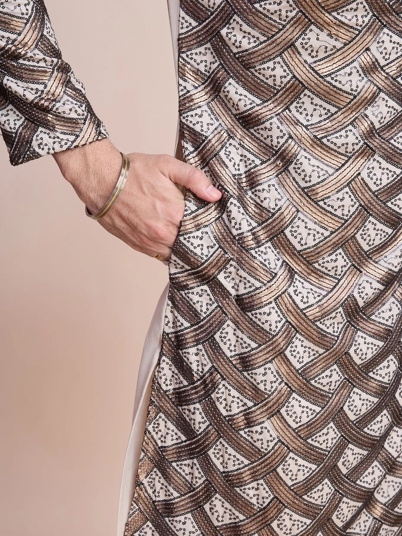 Beige Seiden-Kurta mit Fadenstickerei und Pailletten AAMAN COLLECTION