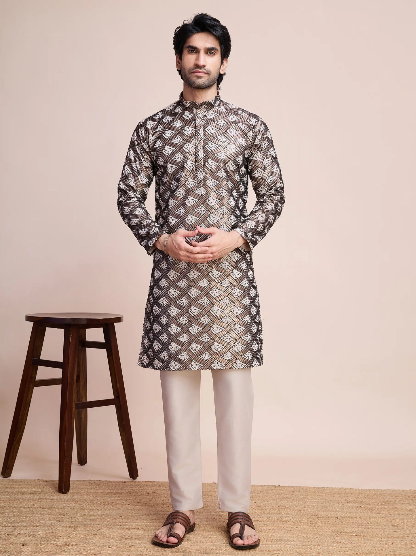 Beige Seiden-Kurta mit Fadenstickerei und Pailletten AAMAN COLLECTION