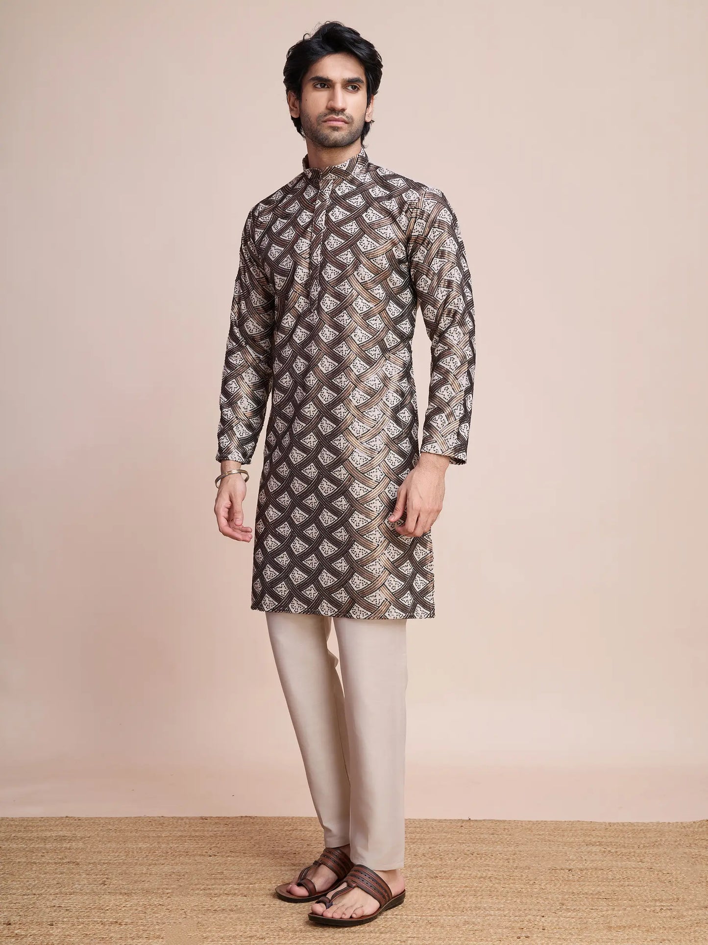 Beige Seiden-Kurta mit Fadenstickerei und Pailletten AAMAN COLLECTION