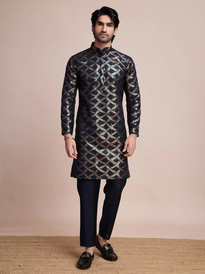 Marineblaue Seiden-Kurta mit Fadenstickerei und Pailletten AAMAN COLLECTION