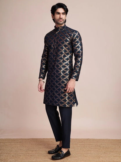 Marineblaue Seiden-Kurta mit Fadenstickerei und Pailletten AAMAN COLLECTION