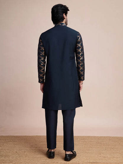 Marineblaue Seiden-Kurta mit Fadenstickerei und Pailletten AAMAN COLLECTION