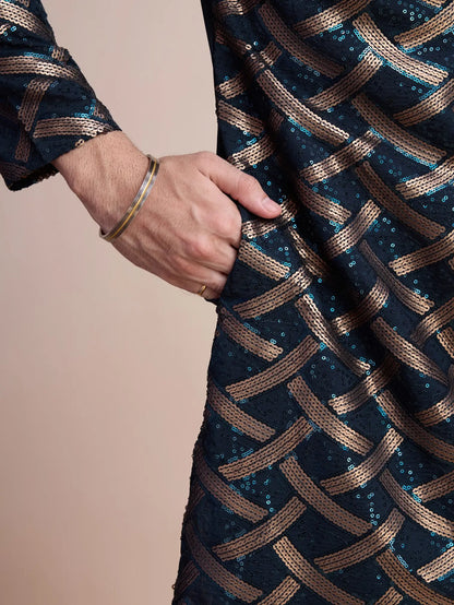 Marineblaue Seiden-Kurta mit Fadenstickerei und Pailletten AAMAN COLLECTION