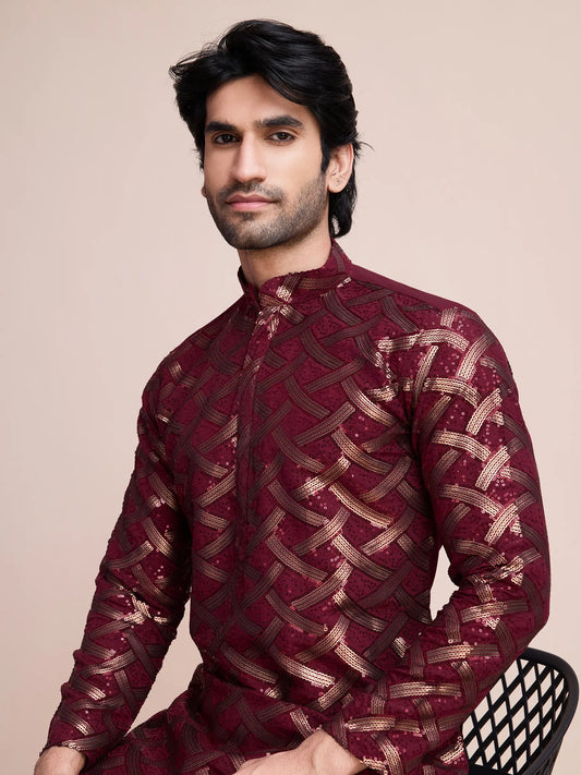 Burgunderfarbene Seiden-Kurta mit Fadenstickerei und Pailletten AAMAN COLLECTION