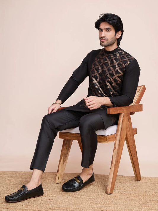 Schwarzes Seiden-Kurta, verziert mit Faden- und Paillettenstickerei, AAMAN COLLECTION