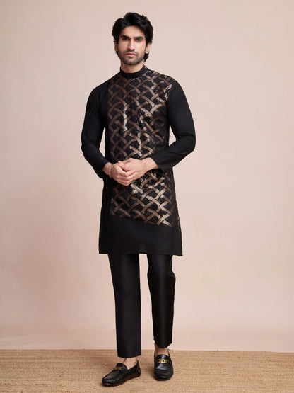 Schwarzes Seiden-Kurta, verziert mit Faden- und Paillettenstickerei, AAMAN COLLECTION