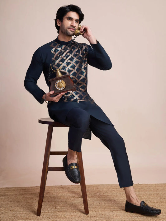 Marineblaue Seidenkurta, verziert mit Faden- und Paillettenstickerei, AAMAN COLLECTION