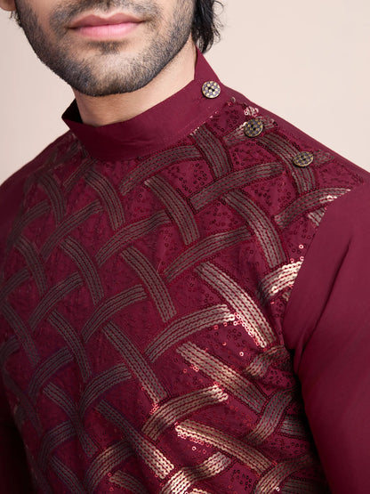 Burgunderfarbene Seidenkurta, verziert mit Faden- und Paillettenstickerei, AAMAN COLLECTION